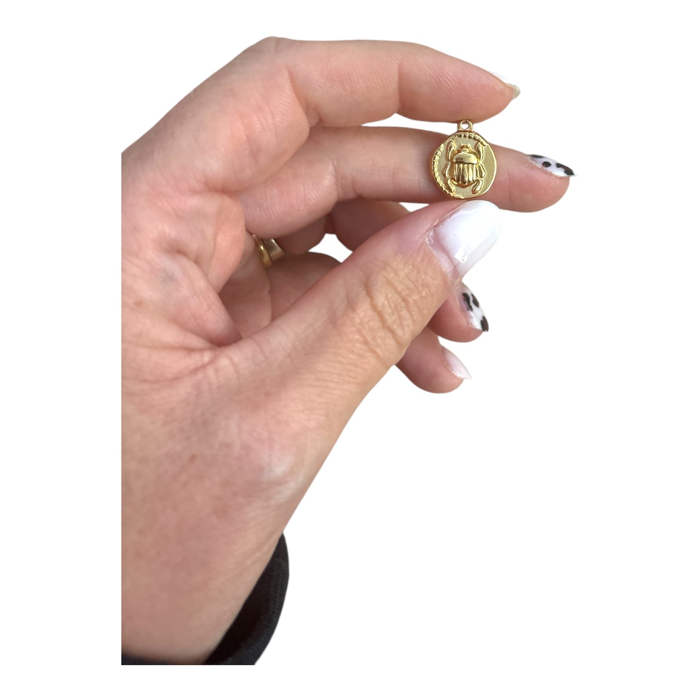 Charm Scarabée Doré – Symbole de chance et de renaissance