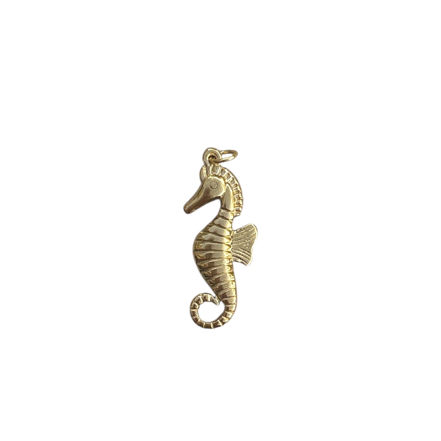 Charm hippocampe doré By Maryon, symbole de calme et de confiance, à ajouter sur un bracelet ou collier personnalisé.
