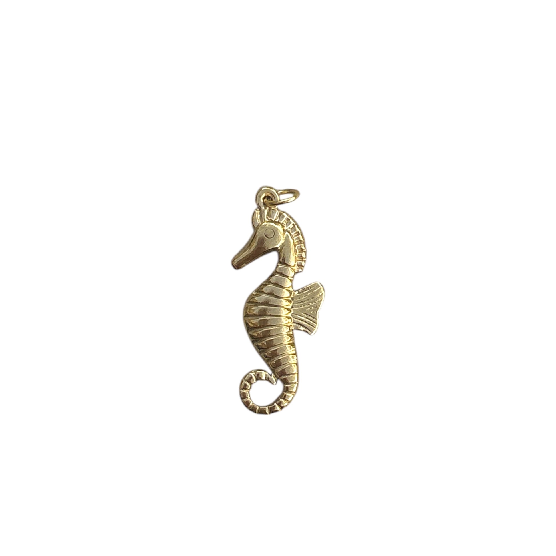 Charm hippocampe doré By Maryon, symbole de calme et de confiance, à ajouter sur un bracelet ou collier personnalisé.