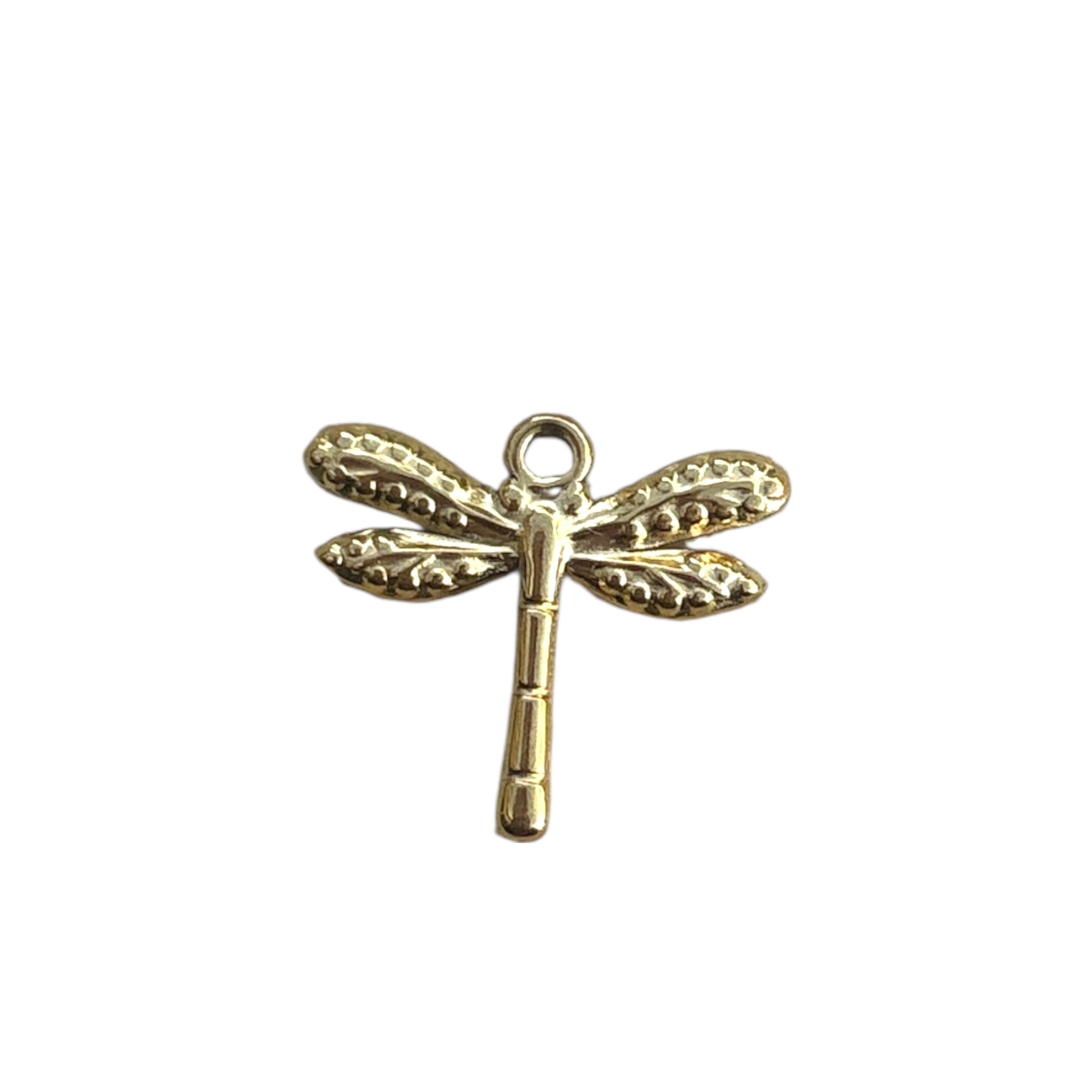 Charm libellule dorée By Maryon, symbole de liberté et de transformation, à ajouter sur un bracelet ou collier personnalisé.