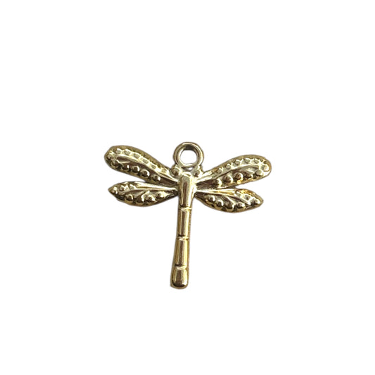 Charm libellule dorée By Maryon, symbole de liberté et de transformation, à ajouter sur un bracelet ou collier personnalisé.