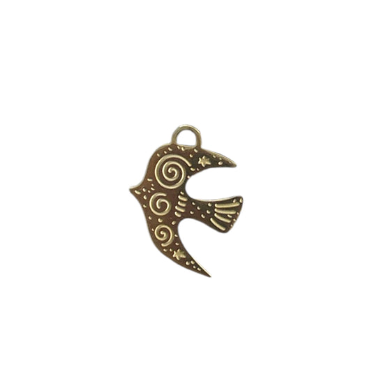 Charm oiseau doré By Maryon, bijou symbolique en acier inoxydable représentant la liberté et la paix intérieure.