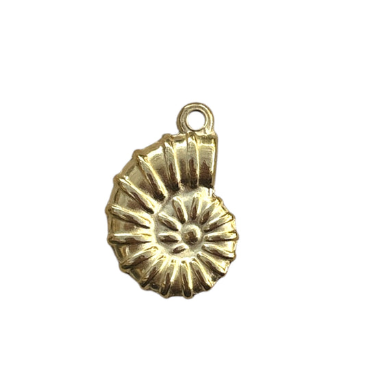Charm coquillage spirale doré By Maryon, symbole d’évolution et d’équilibre, à ajouter sur un bracelet ou collier personnalisé.