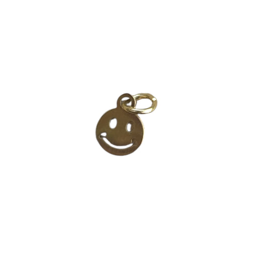 Charm smiley doré By Maryon en acier inoxydable, symbole de joie et de positivité, à ajouter sur un bracelet ou collier personnalisé.