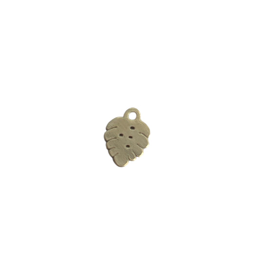 Charm feuille dorée By Maryon en acier inoxydable, bijou symbolique à ajouter à ton bracelet ou collier personnalisé.