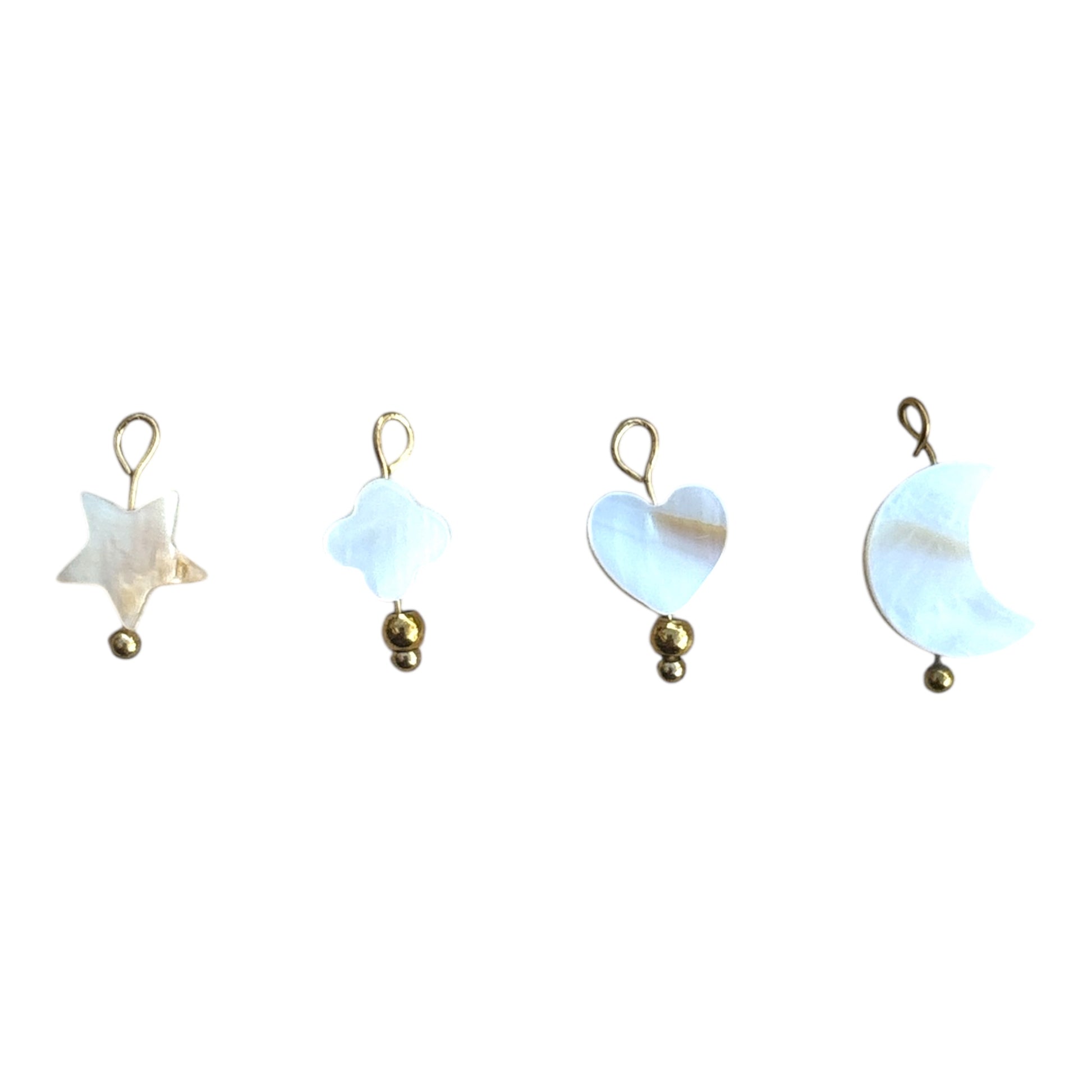 Charms nacrés By Maryon en forme d’étoile, cœur, lune et trèfle, à ajouter sur un bracelet ou collier personnalisé.