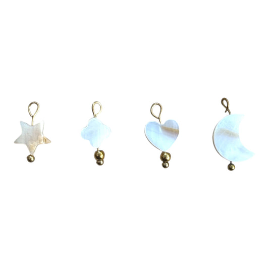 Charms nacrés By Maryon en forme d’étoile, cœur, lune et trèfle, à ajouter sur un bracelet ou collier personnalisé.