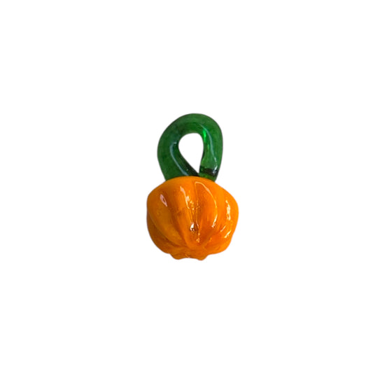 Charm citrouille orange en verre By Maryon, symbole de créativité et de joie, à ajouter sur un bracelet ou collier personnalisé.