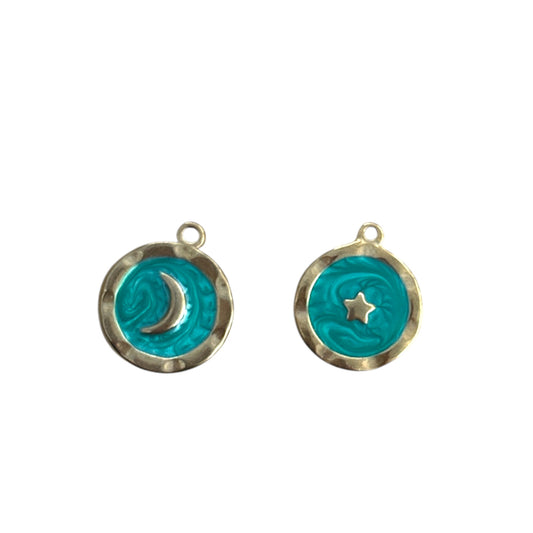 Charms lune et étoile turquoise By Maryon en acier inoxydable et émail bleu, symboles de rêve et de liberté.
