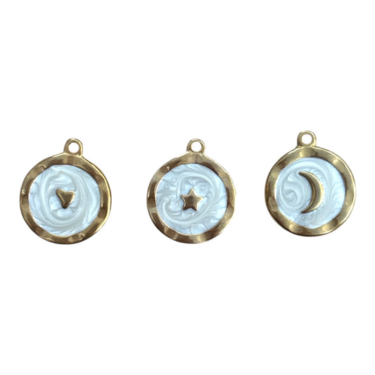 Charms nacrés cœur, étoile et lune By Maryon en acier inoxydable doré, symboles de douceur et de rêve.