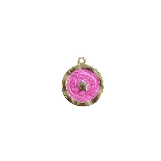 Charm étoile rose By Maryon, en acier inoxydable et résine, symbole de confiance et de douceur à ajouter sur un bracelet ou collier personnalisé.