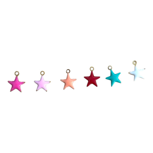 Charms étoile colorées By Maryon, symboles de confiance et de rêve, à ajouter sur un bracelet ou collier personnalisé.