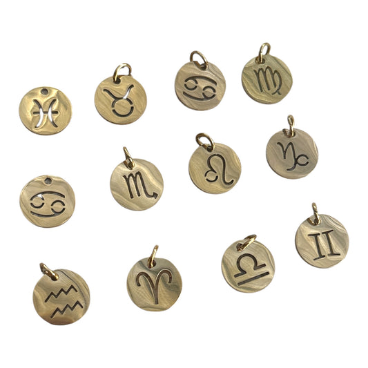 Charm signe astrologique en acier inoxydable à ajouter à ton bijou du bar à charms By Maryon. Représente ton énergie et ton caractère.
