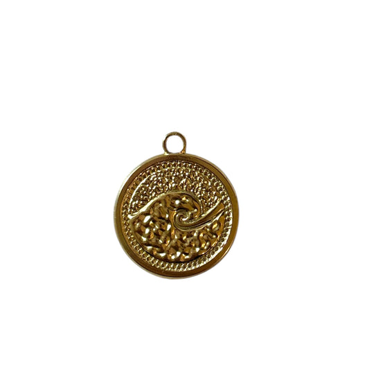Charm vague doré By Maryon, symbole de liberté et de renouveau, à ajouter sur un bracelet ou collier personnalisé.